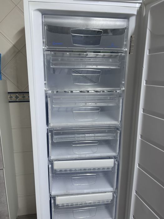Arca congeladora vertical Indesit