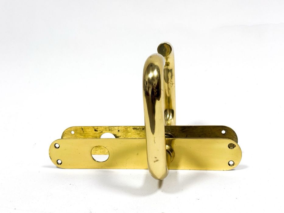 Elegancka klamka mosiężna z maskownicą i kasetą