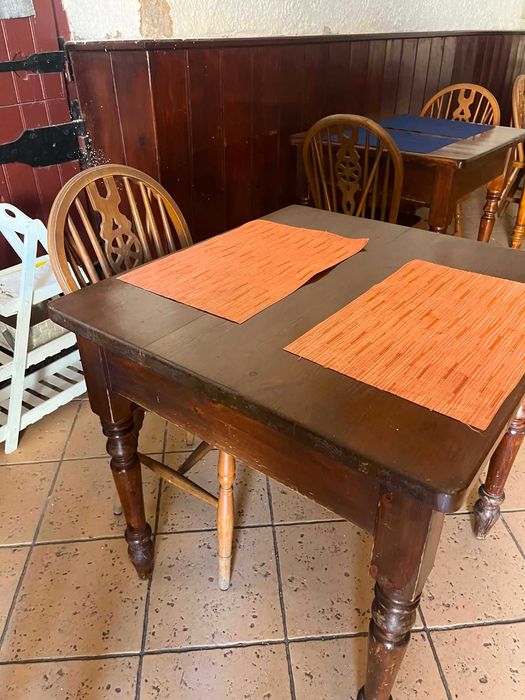 Mesa e Cadeiras de Restaurante em Madeira Maciça – Várias Unidades