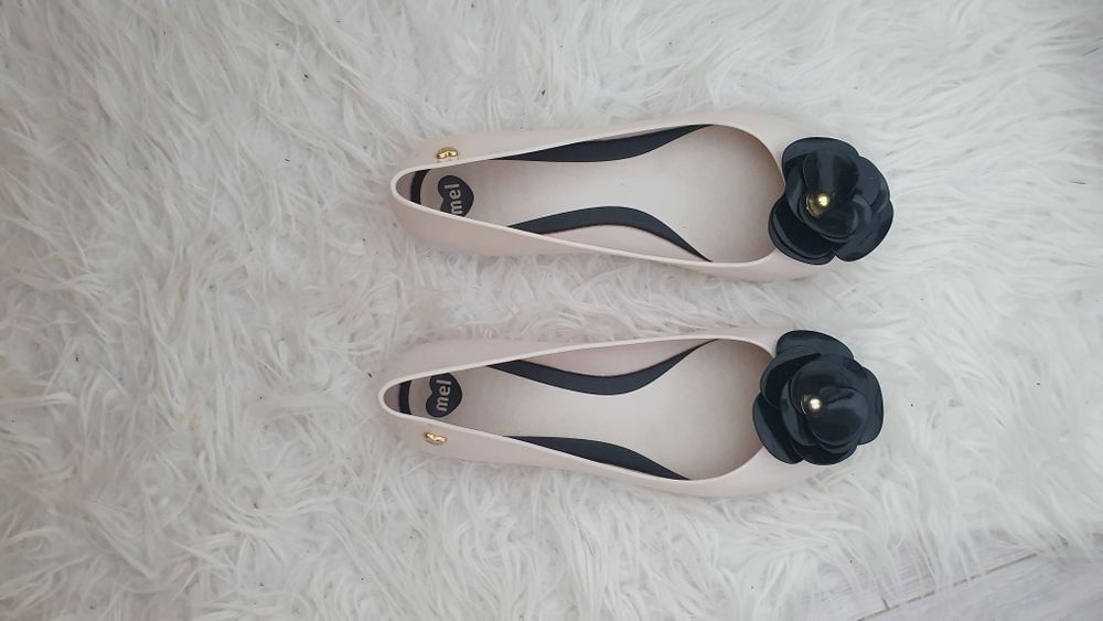 Buty Melissa 38 beżowe z czarnym kwiatem