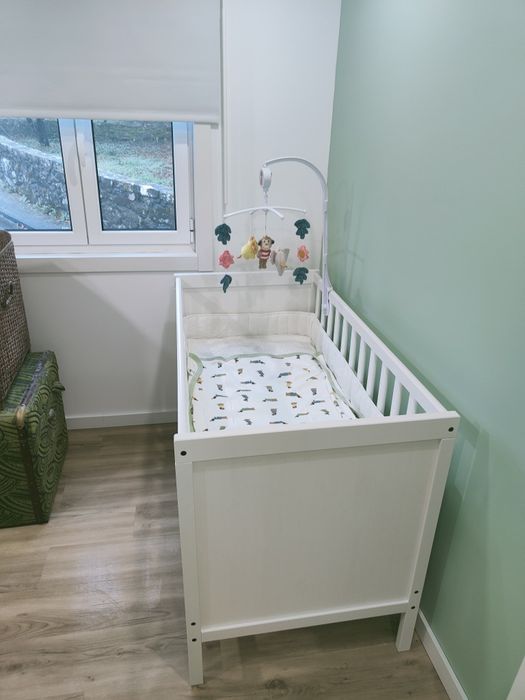 Berço e colchão ikea