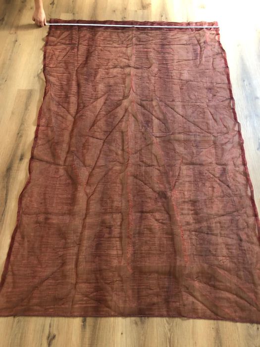 Um par de cortinados bordeaux