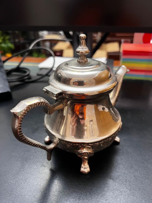 Bule metálico muito bonito