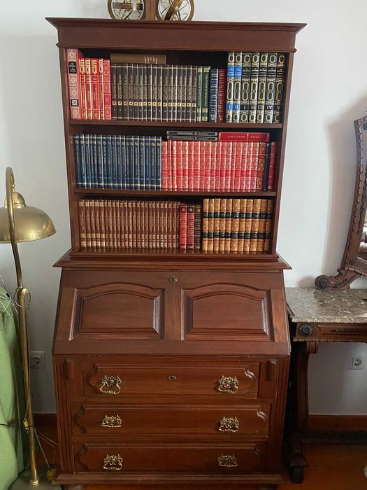 Escrevaninha de madeira com estante