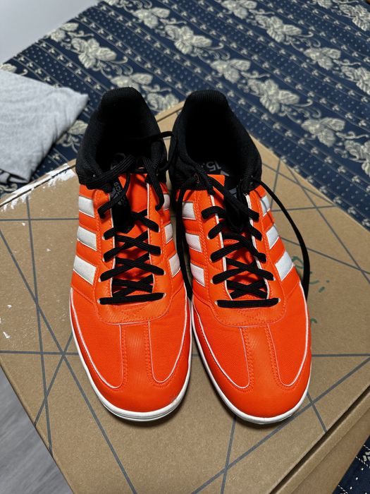 Ténis para futebol de sala.