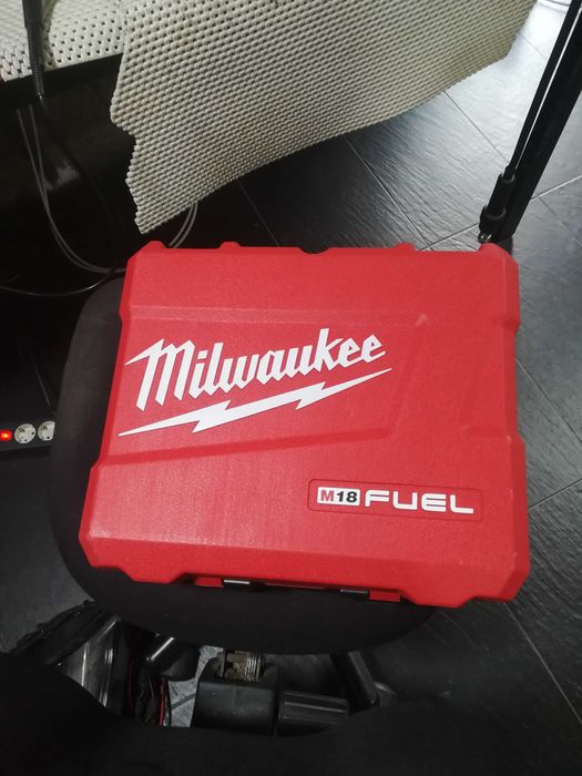 Milwaukee Fuel M18 Impact 3/8 completa com 2 baterias GEN-3