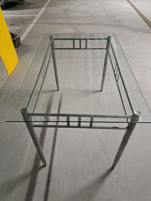 Stół ze szklanym blatem