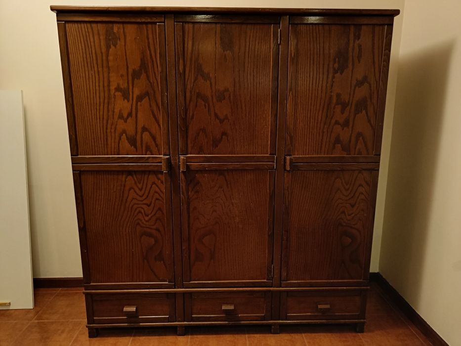 Armário em madeira de castanho com 3 portas e 3 gavetas