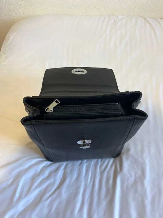 Mochila preta com detalhes prateados