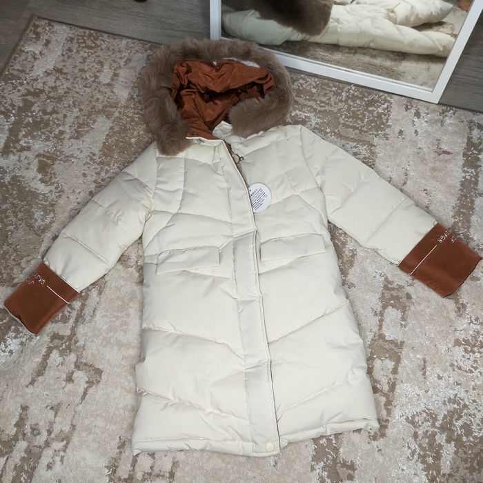 Зимова курточка на дівчинку зростом 120 см, буде й на зріст 130 см.