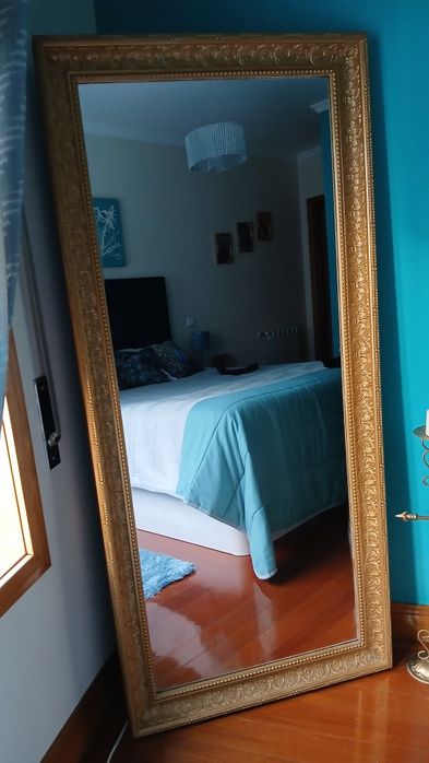 Espelho de grandes dimensões pintado a dourado