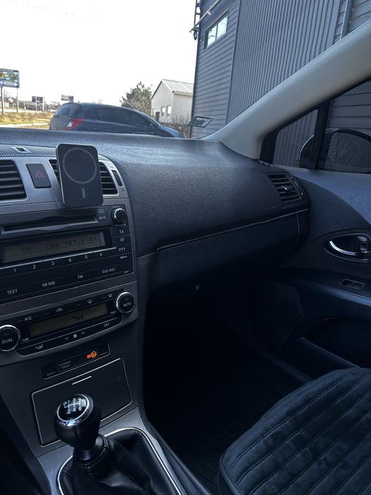 Toyota Avensis 1.8 бензин