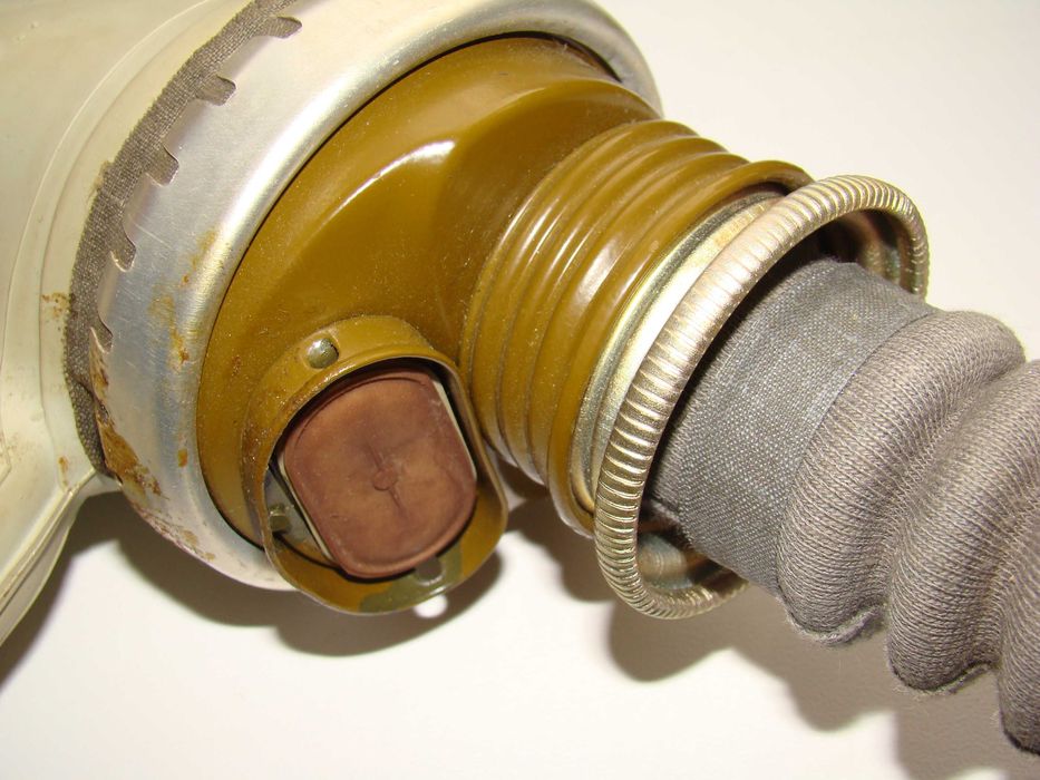 Противогаз ГП-5 с фильтром и сумкой для переноски времен СССР..