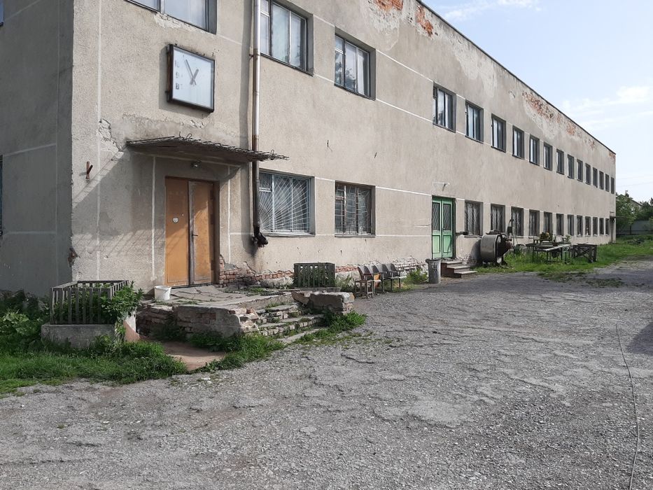Продається територія з виробничими приміщеннями