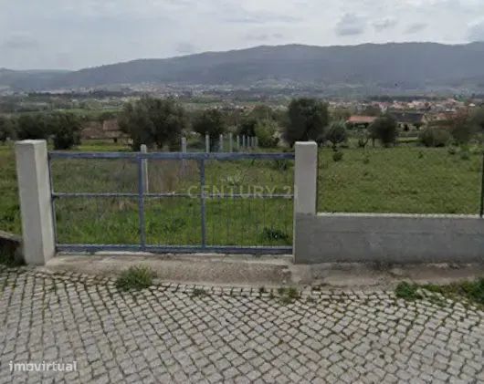 Terreno de 2910 m2 frente a estrada