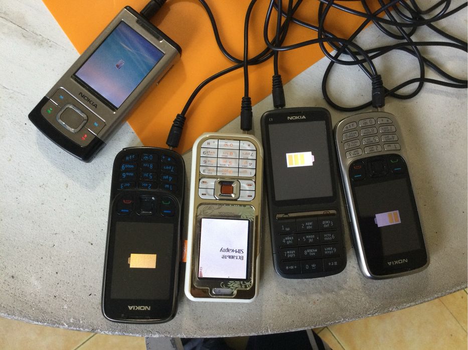 Кабель зарядного устройства и телефон.