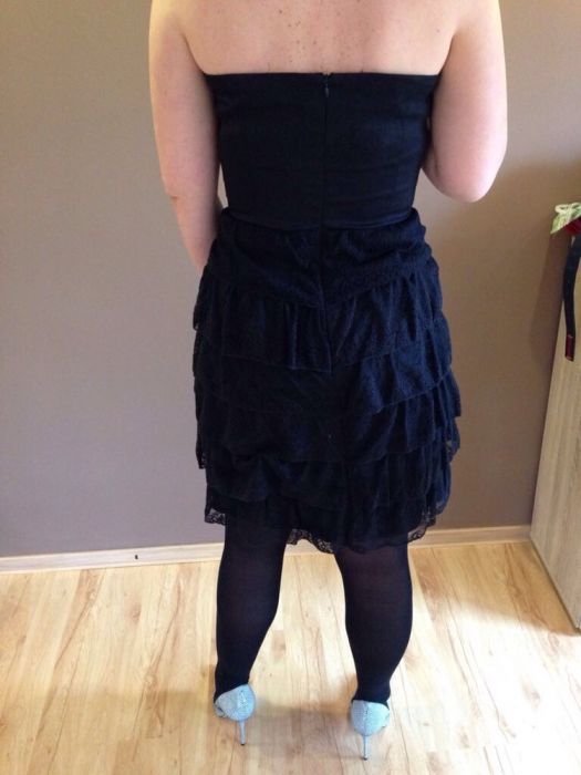 Sukienka z koronkowymi falbankami czarna ORSAY 38