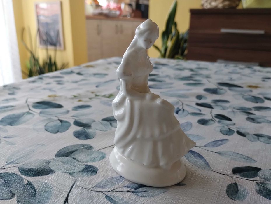 PRL figurka kobiety  cienka porcelana