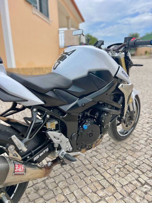 Suzuki GSR 750