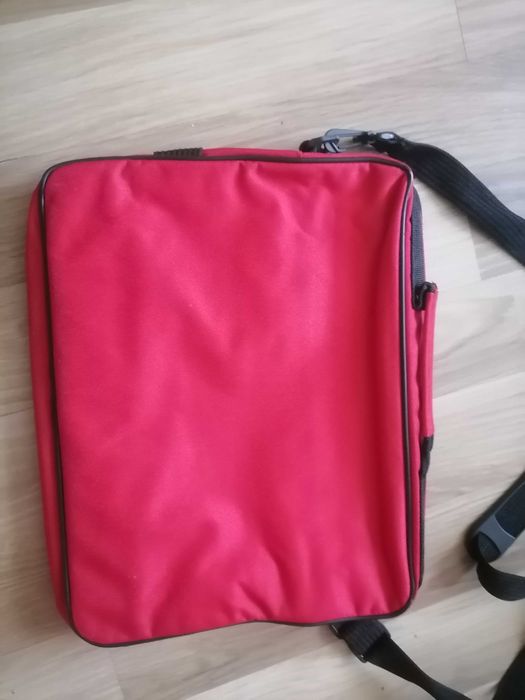 Czerwona torba na laptopa