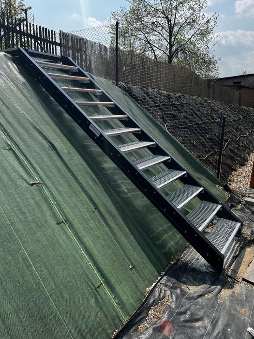 Schody metalowe zewnętrzne balkon podest