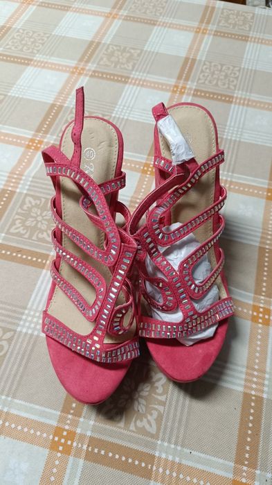 Sandália número 40. Novas nunca usadas.