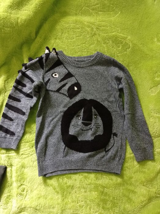 Elegancki sweterek z motywem zwierzęcym rozmiar 98
