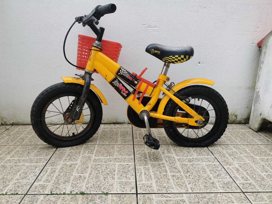 Bicicleta de criança com bastante uso