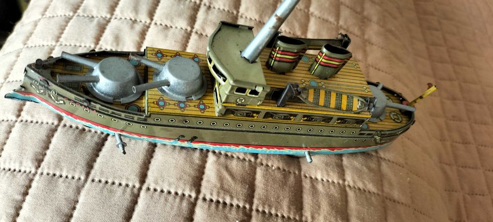 Navio de Guerra em Lata antigo