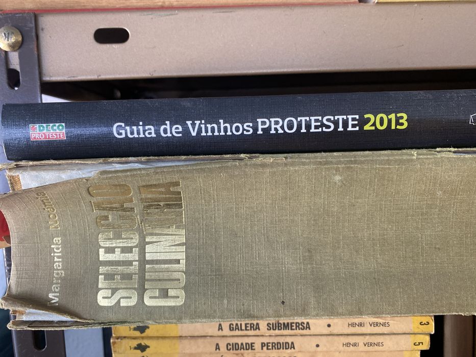 Livros antigos de vários géneros e autores portugueses e estrangeiros