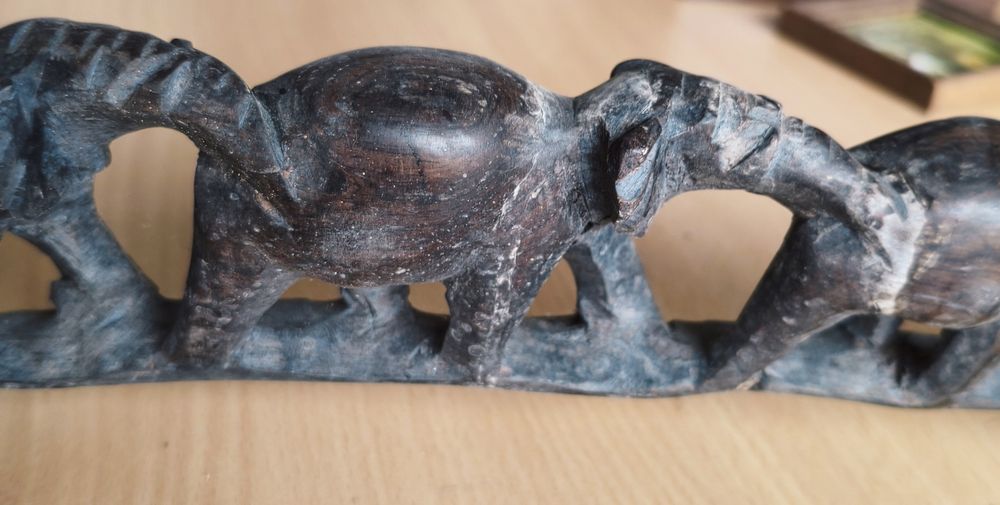 Estatueta com figura de animais