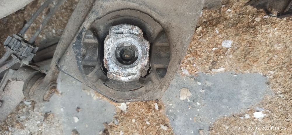 Мерседес 220 підрамник