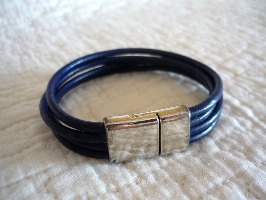 2 Pulseiras: uma de Cortiça e Metal/ outra Pulseira Unissexo Cabedal