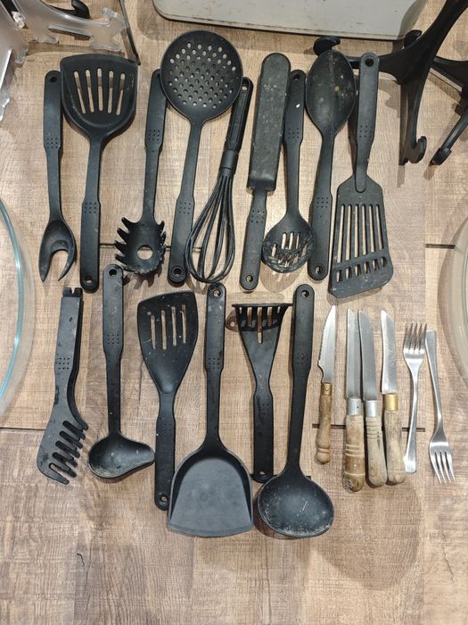 Utensílios de cozinha selados e usados