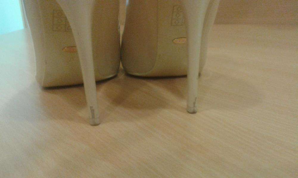 Szpilki nude beżowe lakierowane