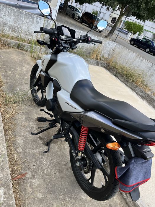 Vendo Honda CBF 125, ano 2023 e 2024 em excelente estado de conservação e funcionamento. Mota muito económica.
