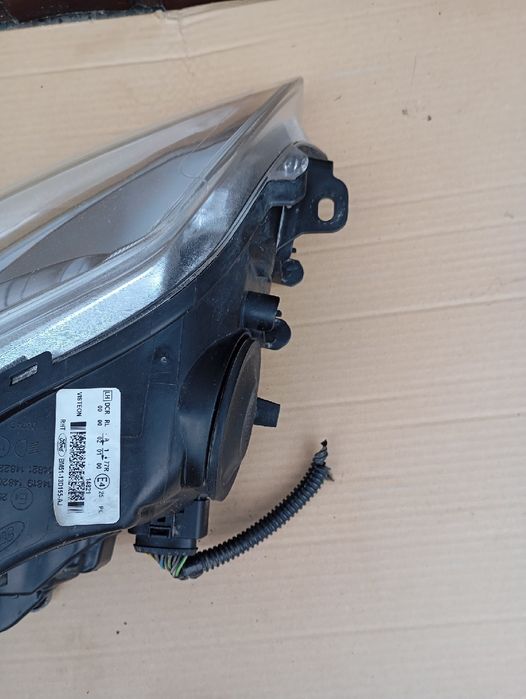 Ford Focus MK3 Lampa przód lewa Xenon BM5113D155AJ