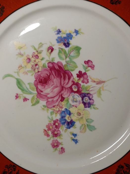 Piękny porcelanowy talerz do powieszenia.