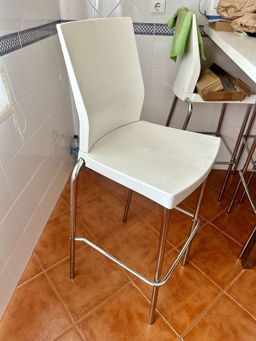 Conjunto mesa e 4 cadeiras altas IKEA