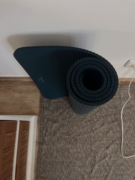 tapete de yoga y dois halteres de dois quilos