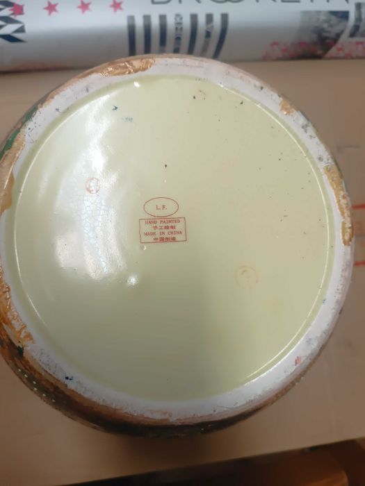 Vaso cachepot com pintura em relevo