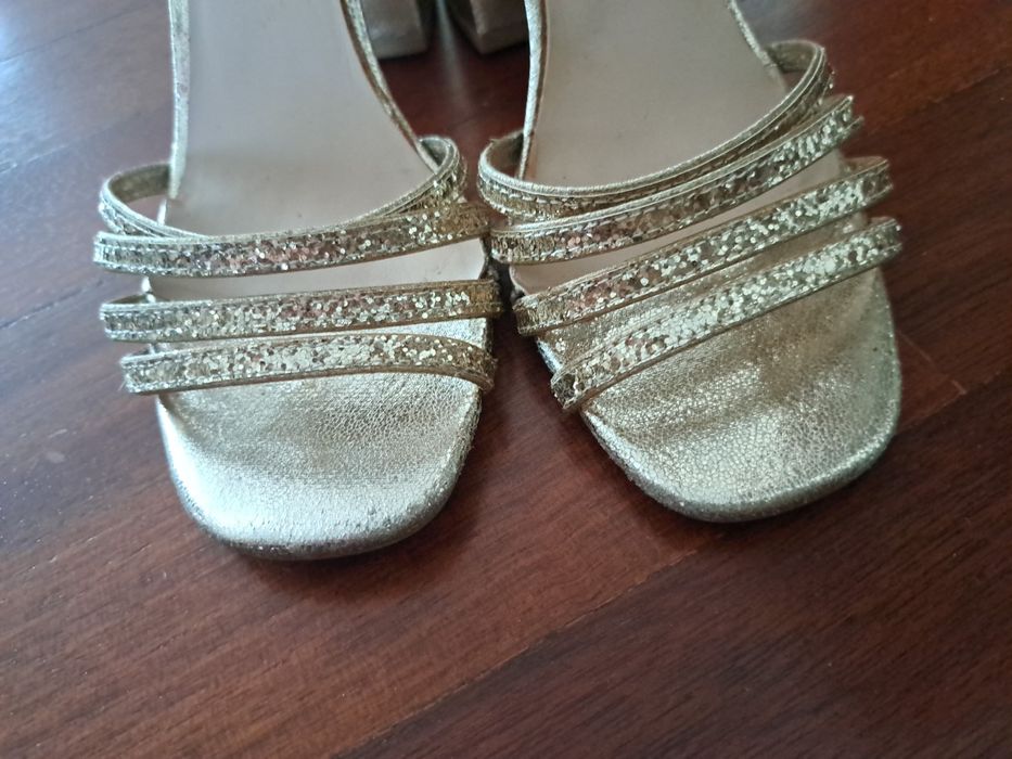Sandálias Stradivarius douradas muito delicadas