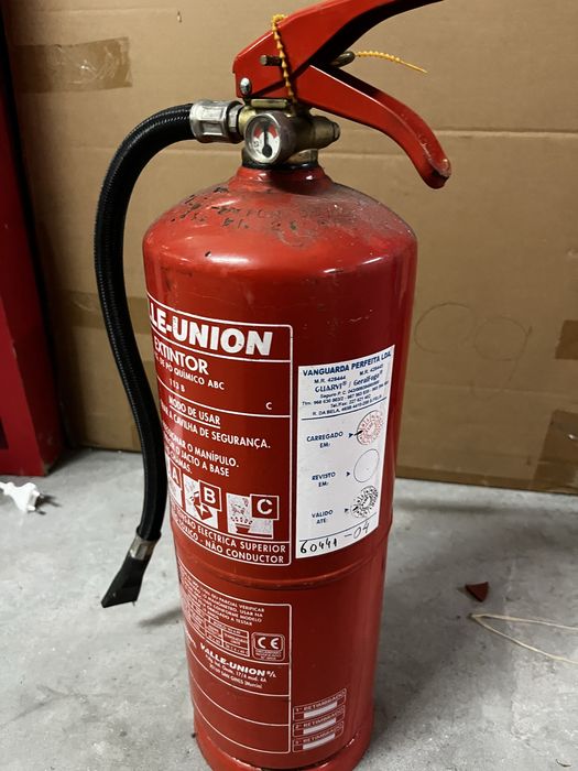 Extintor  com pla do mesmo