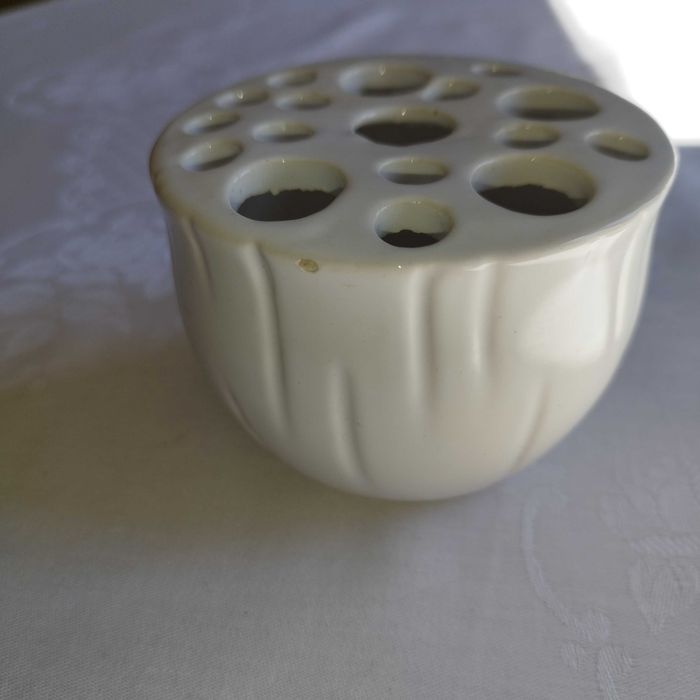 Vintage biała ceramiczna ikebana wazonik