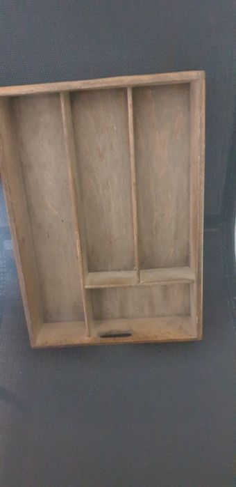 Drewniany pojemnik na sztućce do odnowienia