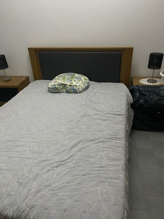 Mobilia quarto casal com mesinhas com guarda fatos de portas correr mais comoda e colchao estrado. Completa como nova