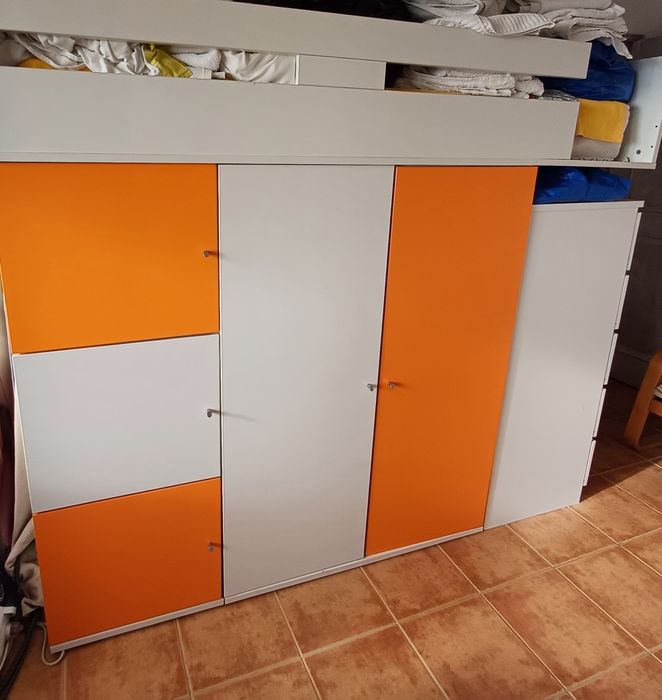 Beliche com arrumação e colchões