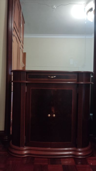 Móvel sapateira com espelho e luz