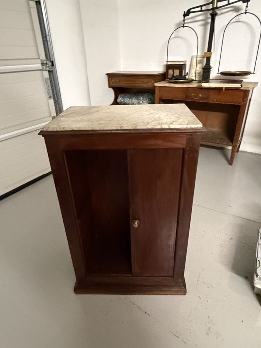 Móvel antigo em madeira com porta de correr