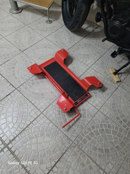 2 patins para transporte de moto na garagem.